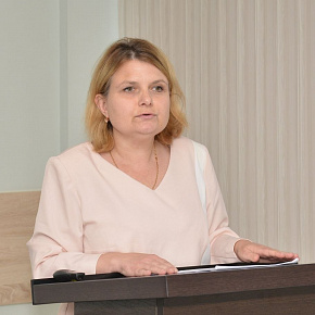 Исполняющий обязанности декана фармацевтического факультета Елена Хартюнова представила отчет о результатах деятельности факультета