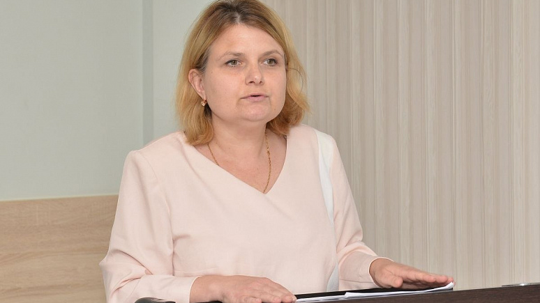 Исполняющий обязанности декана фармацевтического факультета Елена Хартюнова представила отчет о результатах деятельности факультета