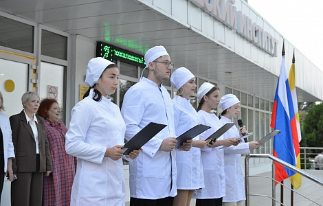 Белый халат — символ начала профессионального пути